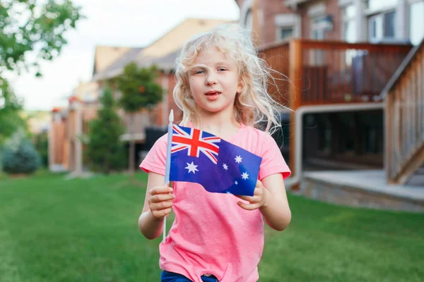 Avustralya Bayrağı Tutan Sevimli Mutlu Beyaz Bir Kız Avustralya Bayrağı — Stok fotoğraf
