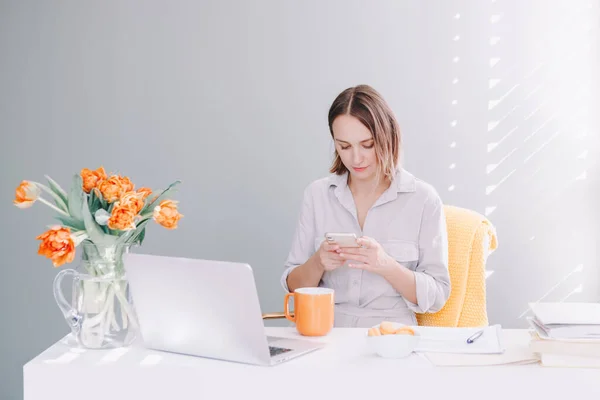 Giovane Donna Sms Parlando Sui Social Media Sul Telefono Cellulare — Foto Stock