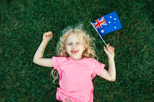 Adorabile Carino Felice Ragazza Caucasica Possesso Bandiera Australiana Sorridente Bambino — Foto Stock