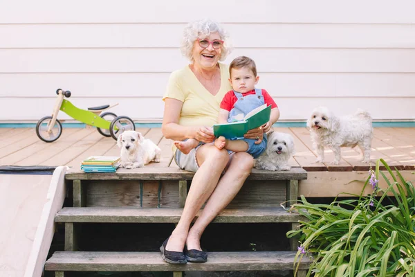 Nenek Membaca Buku Untuk Cucu Laki Laki Teras Halaman Belakang — Stok Foto