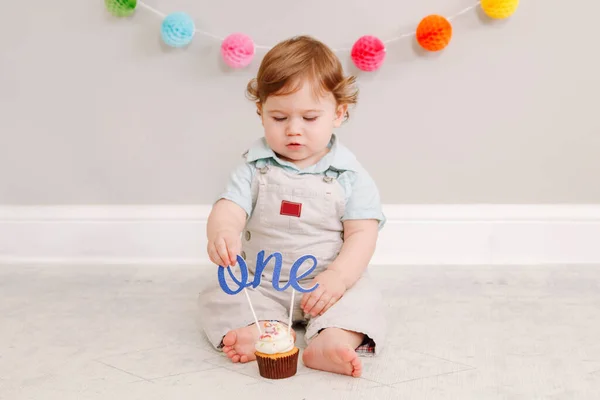 Selamat Ulang Tahun Bayi Kulit Putih Yang Lucu Merayakan Ulang — Stok Foto