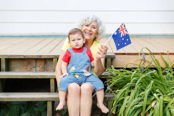 Nenek Wanita Tua Yang Bahagia Dengan Cucu Bayi Memegang Bendera — Stok Foto