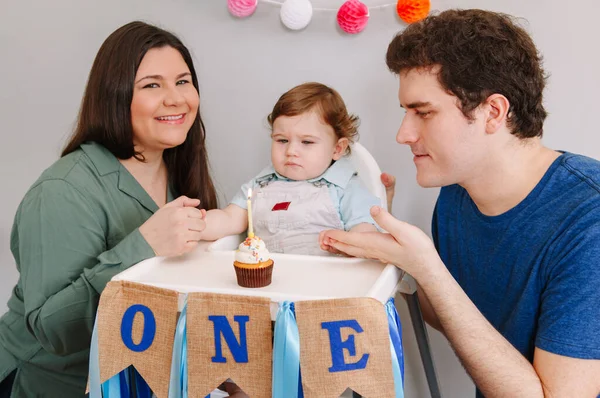 Famiglia Caucasica Con Bambino Che Festeggia Suo Primo Compleanno Casa — Foto Stock