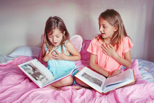 Surpreendido Assustado Irmãs Caucasianas Meninas Lendo Livros Quarto Irmãos Crianças — Fotografia de Stock