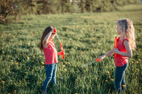 Chicas Caucásicas Felices Soplando Burbujas Jabón Parque Día Verano Niños — Foto de Stock