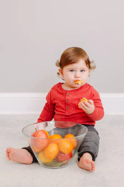 Anak Laki Laki Kaukasia Yang Lucu Makan Buah Jeruk Anak — Stok Foto