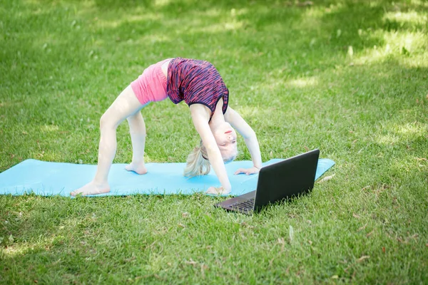 Caucasian Girl Child Doing Sport Workout Outdoor Online Video Yoga — Stock Photo, Image