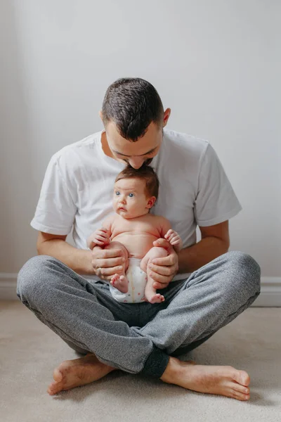 Feliz Padre Caucásico Sosteniendo Bebé Recién Nacido Rodillas Hombre Padre — Foto de Stock