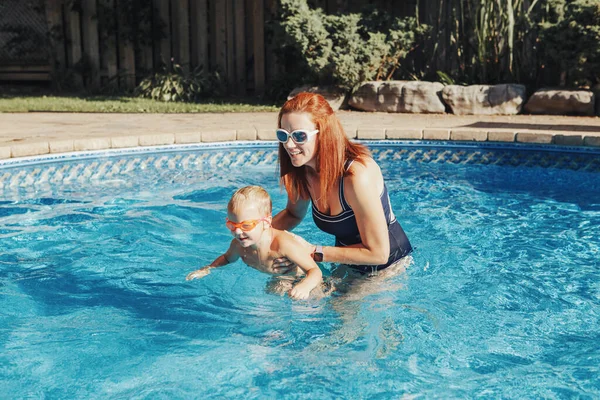 Κοκκινομάλλα Καυκάσια Μητέρα Εκπαίδευε Τον Γιο Της Κολυμπά Στην Εξωτερική — Φωτογραφία Αρχείου