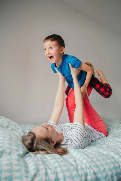 Madre Hijo Caucásicos Jugando Dormitorio Casa Mamá Meciendo Hijo Rodillas — Foto de Stock