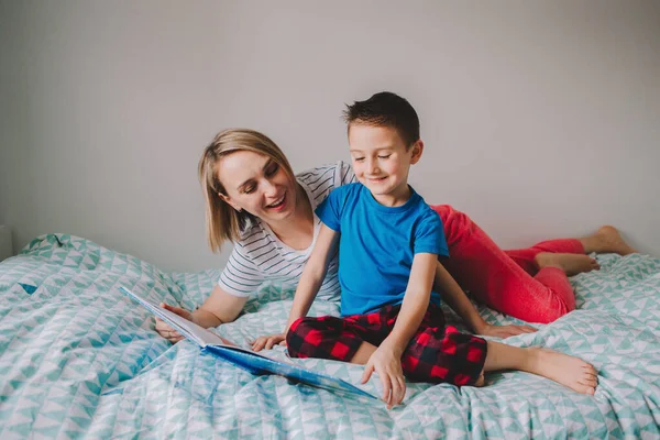 Ibu Dan Anak Kaukasia Bahagia Membaca Buku Kamar Tidur Ibu — Stok Foto