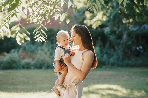 Fête Des Mères Jeune Souriant Mère Caucasienne Garçon Tout Petit — Photo