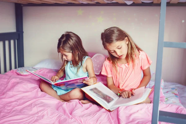 Selamat Gadis Kaukasia Membaca Buku Kamar Tidur Anak Anak Saudara — Stok Foto