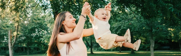Hari Ibu Ibu Muda Berputar Putar Bayi Laki Laki Luar — Stok Foto