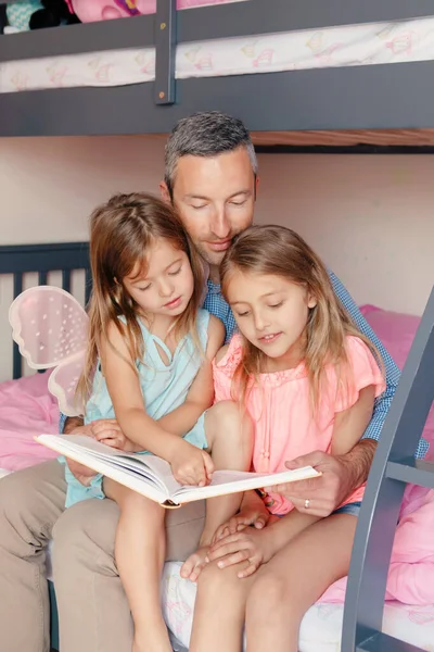 Hari Ayah Ayah Membaca Buku Untuk Anak Perempuan Keluarga Dari — Stok Foto
