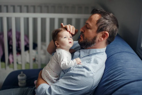 Hari Ayah Ayah Kaukasia Berbicara Dengan Bayi Perempuan Yang Baru — Stok Foto