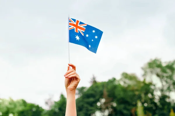 Primo Piano Della Mano Umana Donna Braccio Sventola Bandiera Australiana — Foto Stock