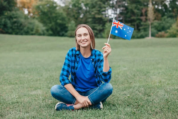 Felice Donna Caucasica Mezza Età Che Sventola Bandiera Australiana Sorridente — Foto Stock