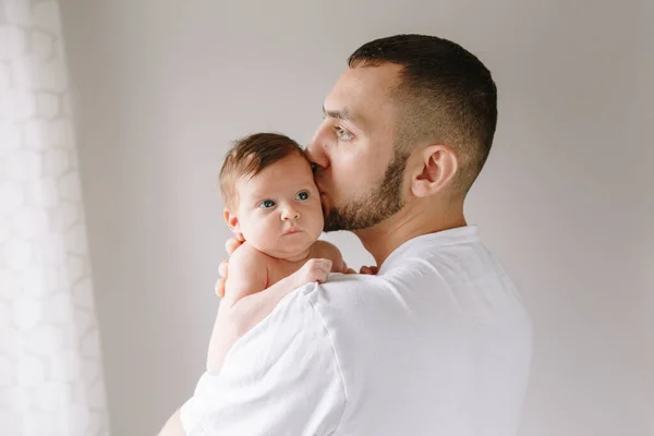 Festa Dei Padri Padre Caucasico Barbuto Che Bacia Una Neonata — Foto Stock