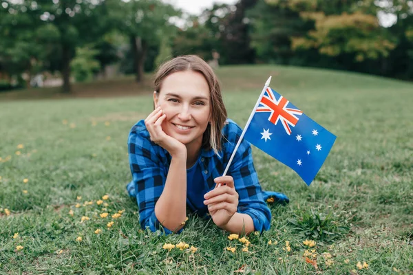 Heureuse Femme Blanche Âge Moyen Agitant Drapeau Australien Citoyen Fier — Photo