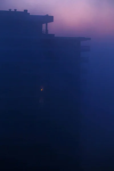 Smog Fog City Sunrise Night Large Apartment Building One Lit — Stock Photo, Image