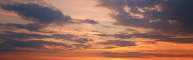 Gün batımında ya da gün doğumunda karanlık gökyüzünde güzel, parlak, pembe, kırmızı, sarı bulutlar. Akşam ya da sabah dramatik gökyüzü arkaplanı. İnanılmaz doğa dokusu yüzey duvar kâğıdı. Web başlığı.