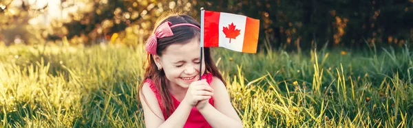 Gadis Kulit Putih Lucu Memegang Bendera Kanada Tertawa Anak Taman — Stok Foto