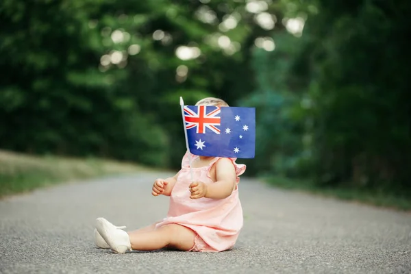 可爱的女婴挥舞着澳大利亚国旗 孩子们坐在公园的街道上 脸上挂着澳大利亚日的旗帜 1月份澳大利亚国庆假期的室外庆祝活动 — 图库照片
