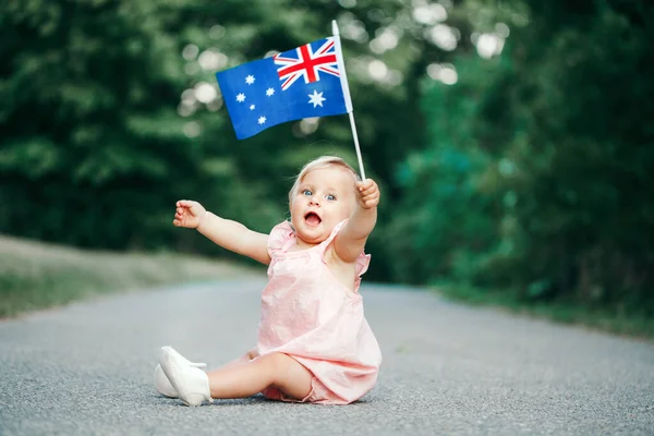 Avustralya Bayrağı Sallayan Sevimli Beyaz Bir Kız Bebek Gülümseyen Çocuk — Stok fotoğraf