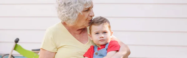 Nenek Mencium Anak Laki Laki Cucu Ikatan Antara Kerabat Dan — Stok Foto