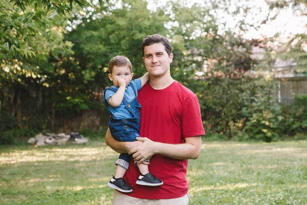 Dia Dos Pais Pai Caucasiano Feliz Segurando Menino Carregando Mãos — Fotografia de Stock