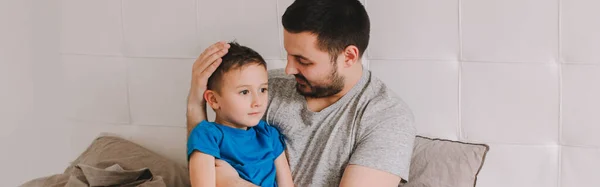 Padre Caucásico Hablando Con Hijo Varón Hombre Padre Abraza Niño —  Fotos de Stock