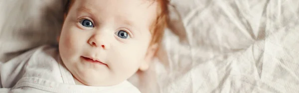 Close Bebê Recém Nascido Cabelos Vermelhos Caucasiano Bonito Criança Engraçada — Fotografia de Stock