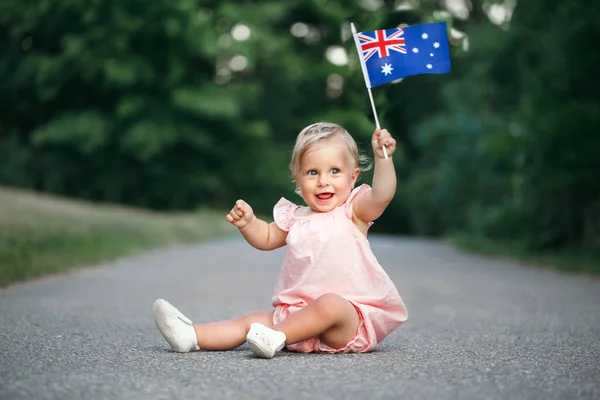 Carino Adorabile Bambina Caucasica Sventola Bandiera Australiana Bambino Sorridente Seduto — Foto Stock