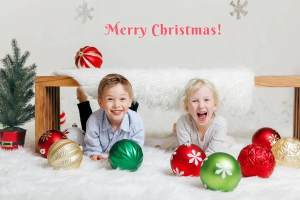 Feliz Navidad Tarjeta Texto Feliz Sonrisa Niños Caucásicos Amigos Decoración —  Fotos de Stock