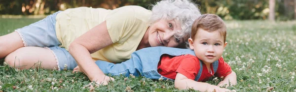 Nenek Berbaring Rumput Dengan Cucu Laki Laki Halaman Belakang Wanita — Stok Foto