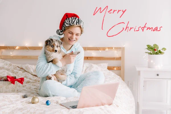 Feliz Tarjeta Navidad Con Texto Mujer Sonriente Sombrero Santa Con — Foto de Stock