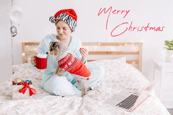 Feliz Tarjeta Navidad Con Texto Mujer Joven Santa Sombrero Jugando — Foto de Stock