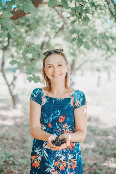 Hermosa Mujer Blanca Con Puñado Moras Granja Feliz Agricultor Recoger — Foto de Stock