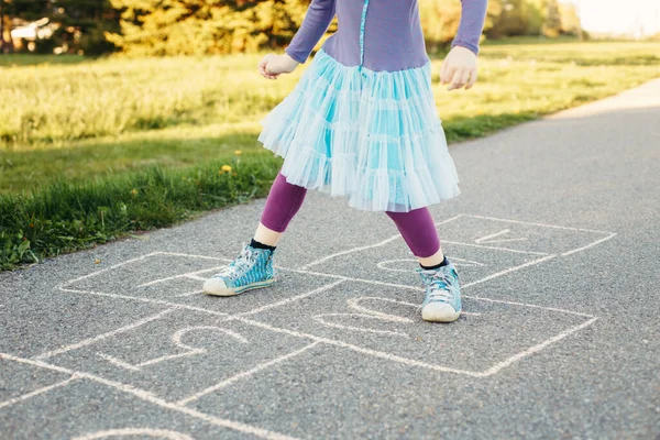 Close Van Kind Meisje Spelen Springen Hopscotch Outdoor Grappig Activiteitenspel — Stockfoto