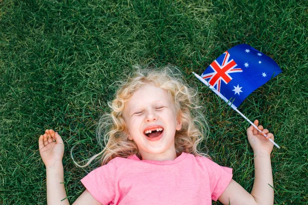 Adorabile Carino Felice Ragazza Caucasica Possesso Bandiera Australiana Sorridente Bambino — Foto Stock