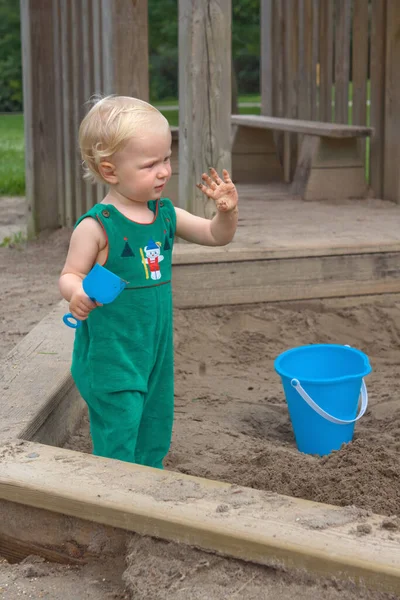 Barn Sandlåda Leker Med Strandleksaker Flicka Småbarn Tittar Utforskande Sand — Stockfoto