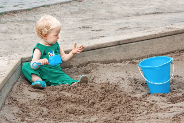 Barn Sandlåda Leker Med Strandleksaker Flicka Småbarn Tittar Utforskande Sand — Stockfoto