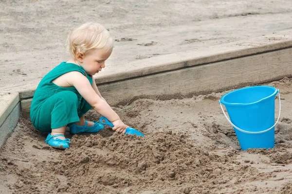 Barn Sandlåda Leker Med Strandleksaker Flickbarn Gräver Sand Och Bygger — Stockfoto