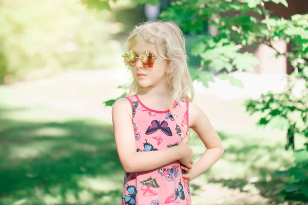 Chica Joven Posando Gafas Sol Forma Pentagonal Rosa Lujo Aire — Foto de Stock