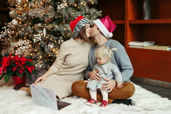 Mencium Ibu Dan Ayah Santa Dengan Bayi Perempuan Memanggil Teman — Stok Foto