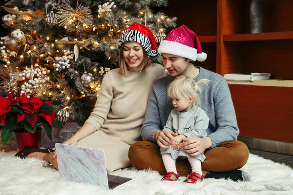 Smiling Mother Father Santa Hats Baby Girl Calling Family Friends — Stok Foto