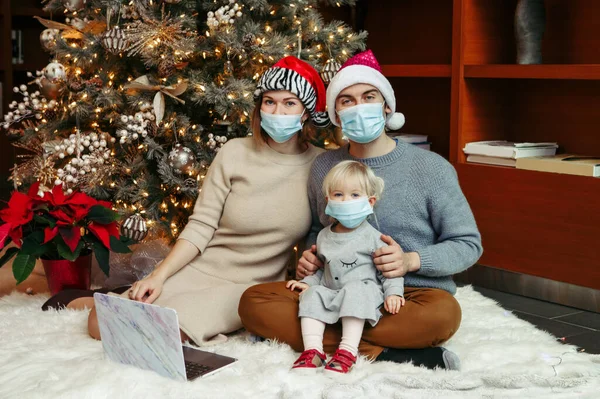 Madre Padre Sombreros Santa Máscaras Faciales Con Niña Llamando Familia — Foto de Stock