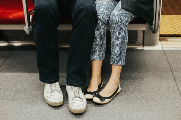 男男女女穿着户外鞋一起穿的衣服 情侣们一起坐在地铁的座位上约会 爱情和浪漫浪漫的约会 详情和身体部位 — 图库照片