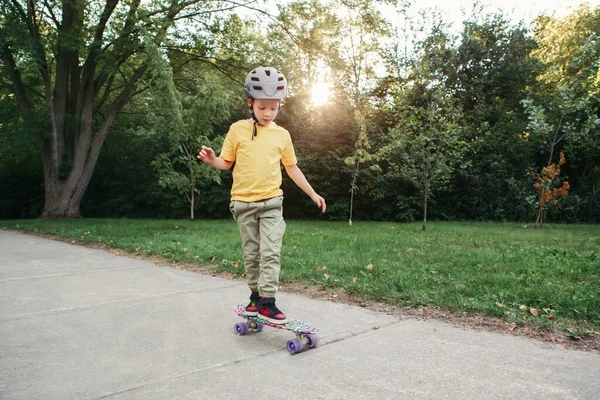 Happy Caucasian Boy Dengan Helm Abu Abu Naik Skateboard Jalan — Stok Foto